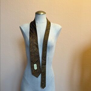 Elegant Paisley Tie in Rich Brown